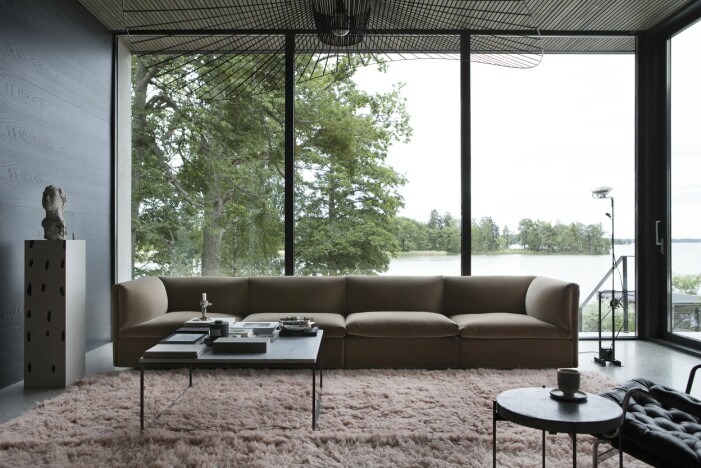 Vardagsrum mellan land och vatten. Väggar i svartbetsad ask. Soffa Fogia Retreat från Jakobssons Möbler. Golvlampa Toio, Flos. Bord, linoljebrända stålstativ, skiva av carraramarmor, design paret Hjälmeby, tillverkat av lokal smed. Ullmatta Shaggy smoky rose rug från Layered. Skulptur från antikaffär i Gävle ställdes på en egentillverkad piedestal. Taklampa från Petite Friture. Vardagsrum med soffa Fogia Retreat från Jakobssons Möbler. Golvlampa Toio, Flos. Bord, linoljebrända stålstativ, skiva av carraramarmor, design paret Hjälmeby, tillverkat av lokal smed. Ullmatta Shaggy smoky rose rug från Layered.