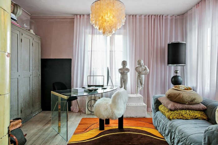 Hemmakontor i toner av mjukt rosa, med väggar målade i kalkfärg och skira gardiner som går ton i ton med väggen. Här finns en av bostadens många kakelugnar. hemmakontor hos marie olsson nylander