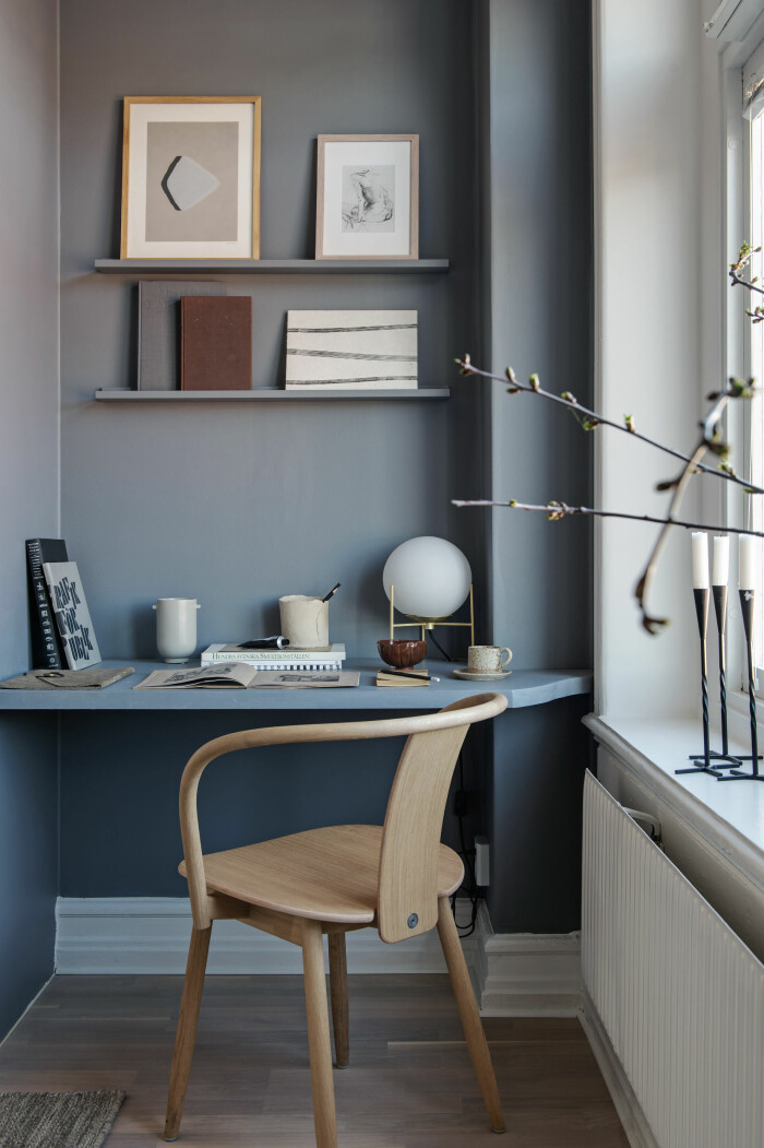 Compact living och stil i ett och samma hemmakontor! Foto: <a target="_blank" href="https://www.instagram.com/fredrikjkarlsson/">Fredrik J Karlsson </a>Styling: <a target="_blank" href="https://www.instagram.com/greydecointeriors/">Greydeco</a> Mäklare: <a target="_blank" href="https://www.instagram.com/alvhem/">Alvhem</a> snyggt litet hemmakontor med compact living-tänk