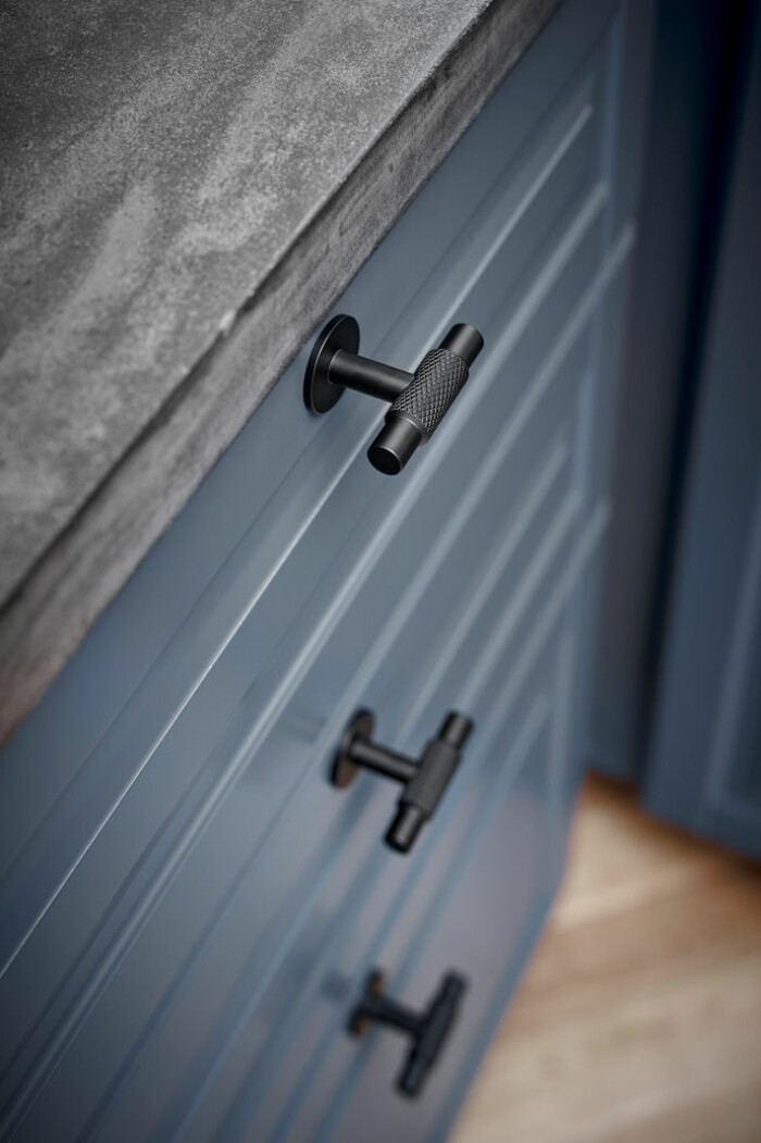 Nya knoppar kan göra stor skillnad i inredningen! Foto: Beslag design moderna och eleganta svarta knoppar