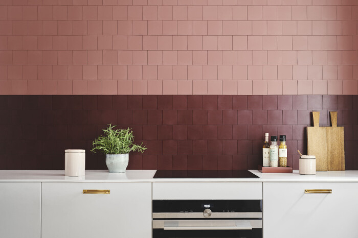 Effektfullt i rött och rosa med enkla Click'n tile-kakel som är enkelt att byta ut. Foto: Click'n tile click n tile - kakel i kök