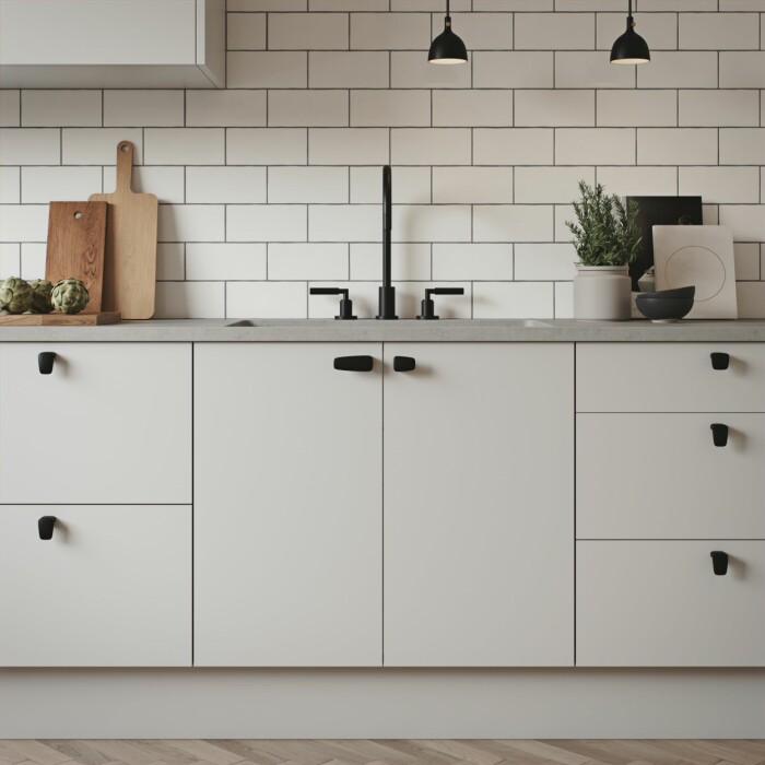 Modernt och eklektiskt med mattsvarta handtag i olika storlekar. Foto: Habo Svarta knoppar i köket