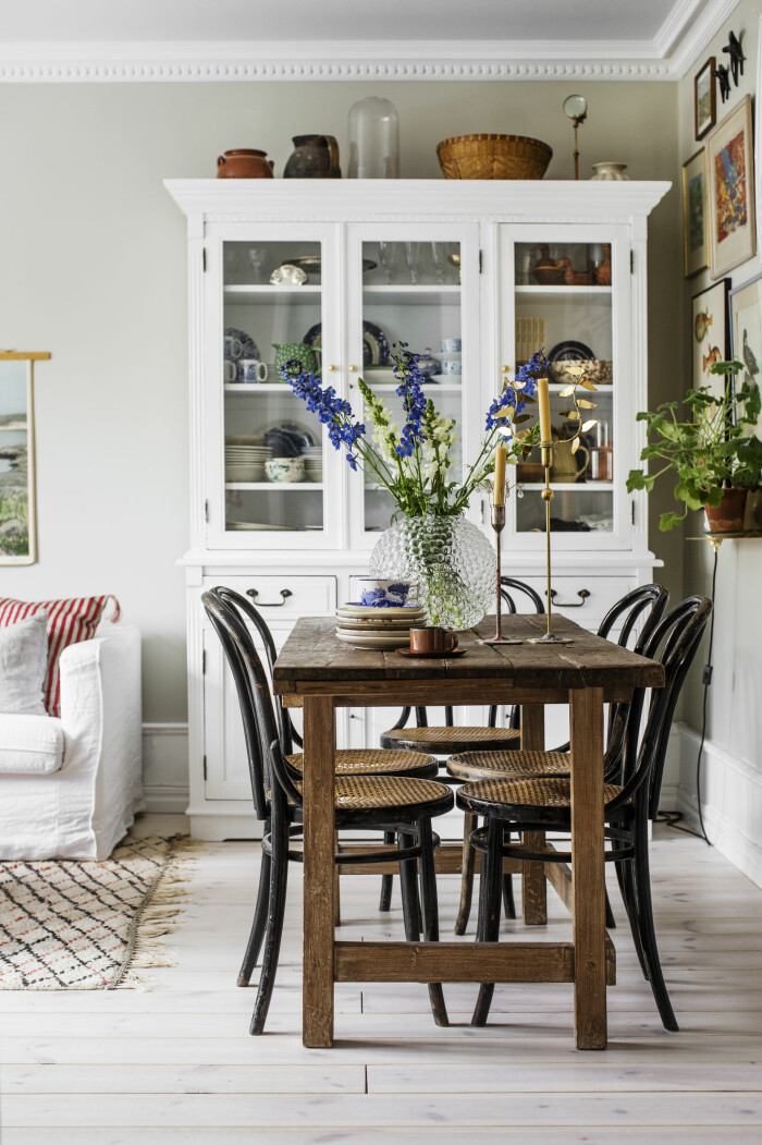 Skåpet är målat med snickerifärg i kulören <em>Perfect White</em> från Alcro. Väggen är målad med Pashmina i kulören <em>11 Duva</em>, också från Alcro. Foto: Lina Östling Styling: Jill Windahl för Alcro måla om skåp och möbler