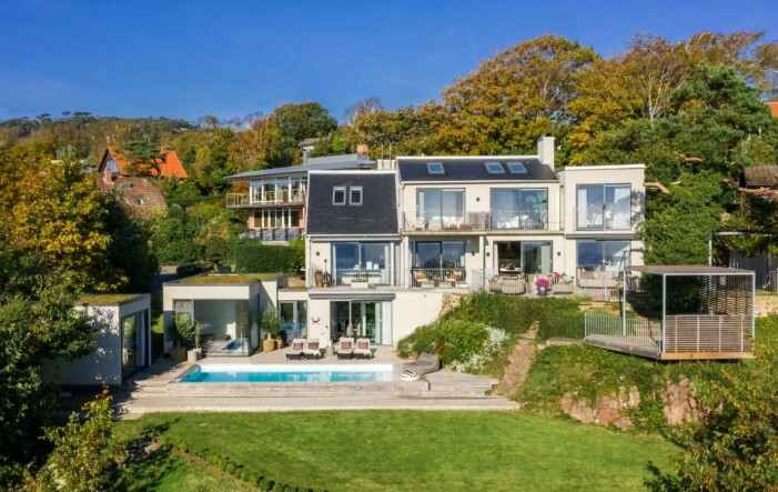 År 2014 köpte paret Zetterberg villan i Mölle. Sedan dess har de både renoverat och byggt till huset som nu är till salu. Henrik Zetterberg och Emma Andersson Zetterberg säljer nu lyxvillan i Mölle.