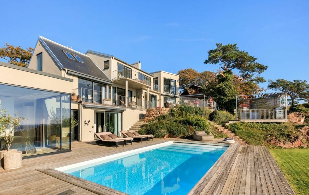 Det Kalifornieninspirerade lyxhuset är ritat av arkitektfirman Chahrour Huhtilainen A+D. Henrik Zetterberg och Emma Andersson Zetterberg säljer nu lyxvillan i Mölle.