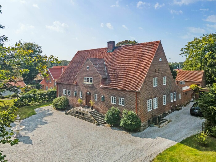 Den magiska herrgården är omgiven av grönska. Herrgård till salu för 13 miljoner, herrgård i Eslöv