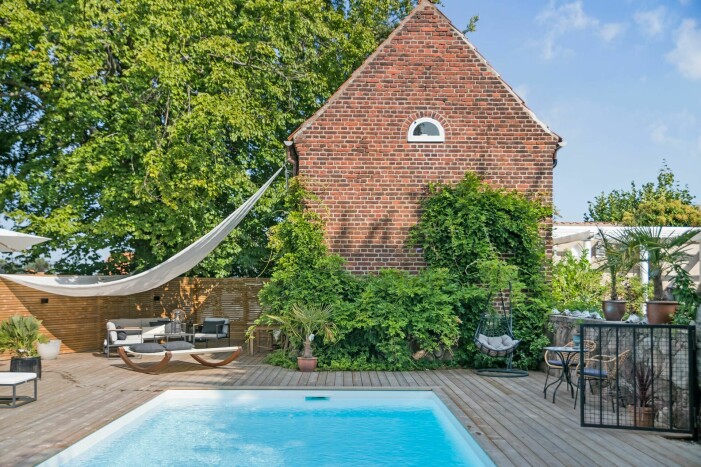 Medelhavskänslan är total tack vare poolen och dess grönskande inramning. Herrgård till salu för 13 miljoner, poolen