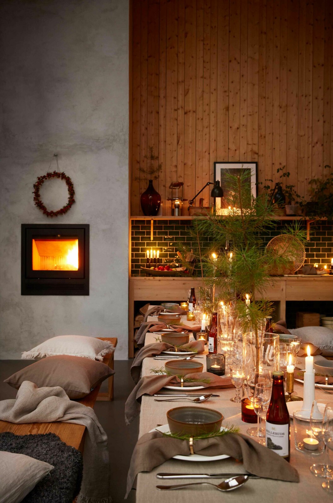Levande ljus sätter stämningen i advent, kom dock ihåg att alltid elda brandsäkert och hålla ljusen under uppsikt! dukat bord med levande ljus till jul