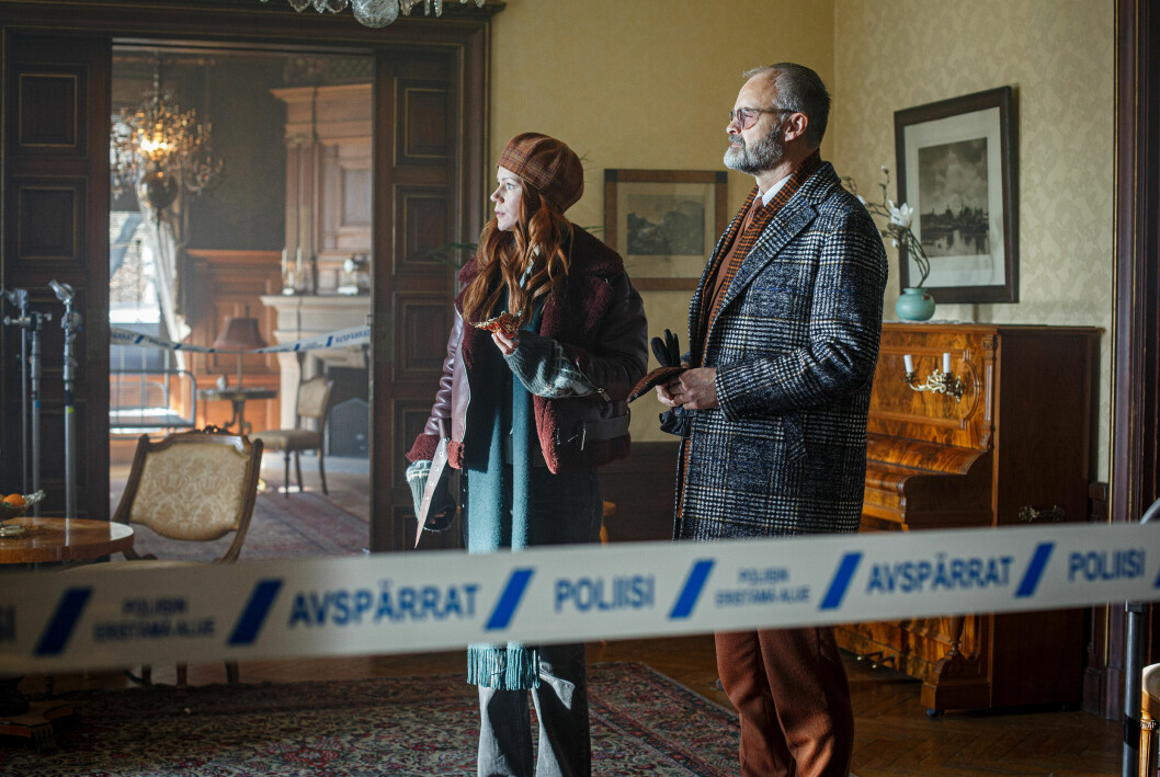 Hjerson und Klara an einem von der Polizei abgesperrten Tatort. Hjerson und Klara an einem von der Polizei abgesperrten Tatort.