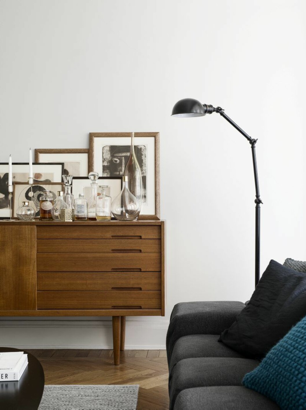 Sideboard i teak, vintagefynd, på det en samling med personliga tavlor, och diverse karaffer med makens whisky. HM Evelina_9