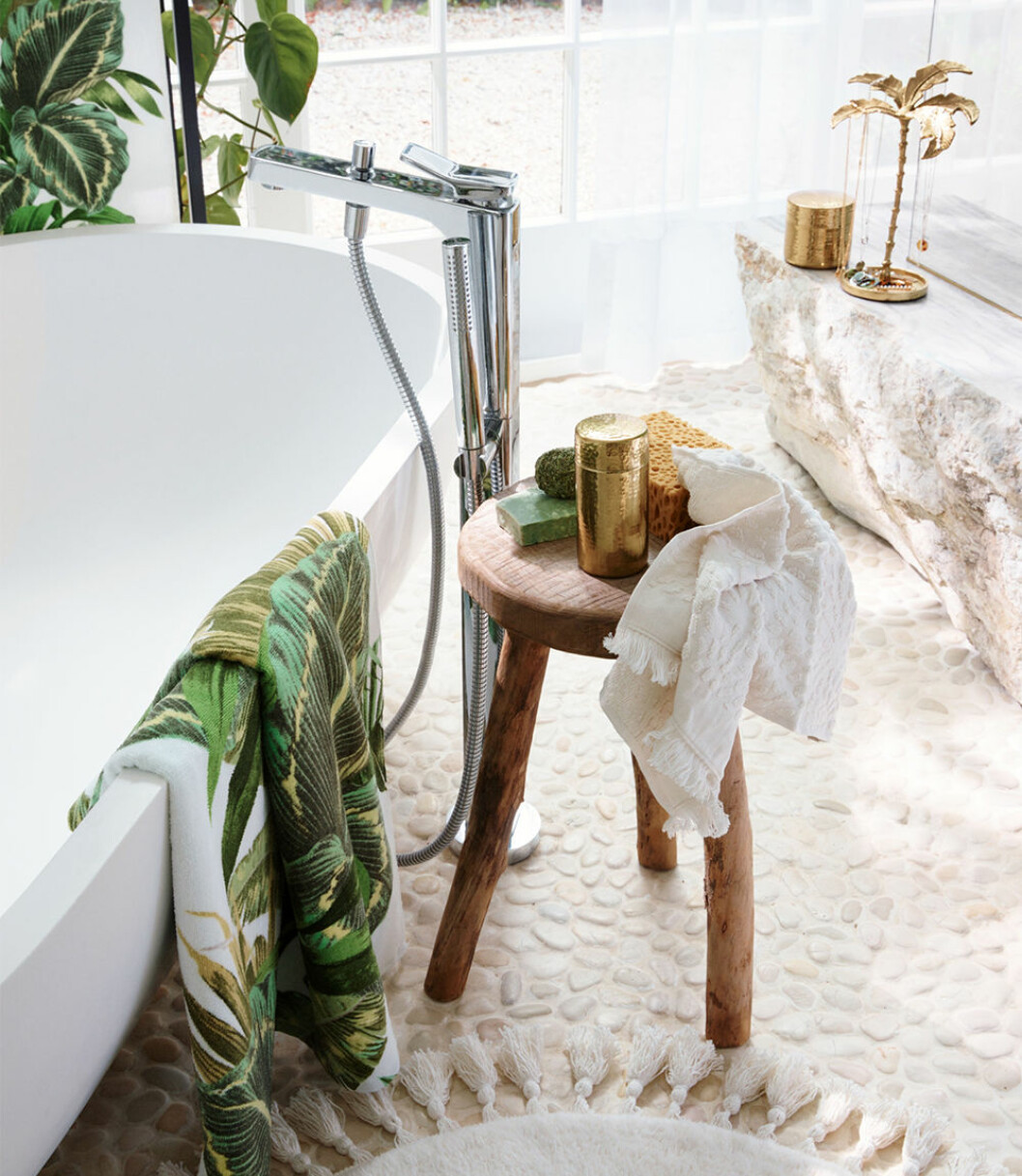 Badrum med naturmaterial och grönt på H&M Home
