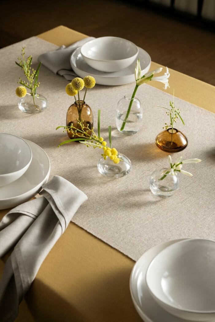 Kombinera färg med transparenta klassiker för en piffig sommardukning. Foto: H&M Home. Så dukar du i sommar, inredningstrender 2021 med vaser