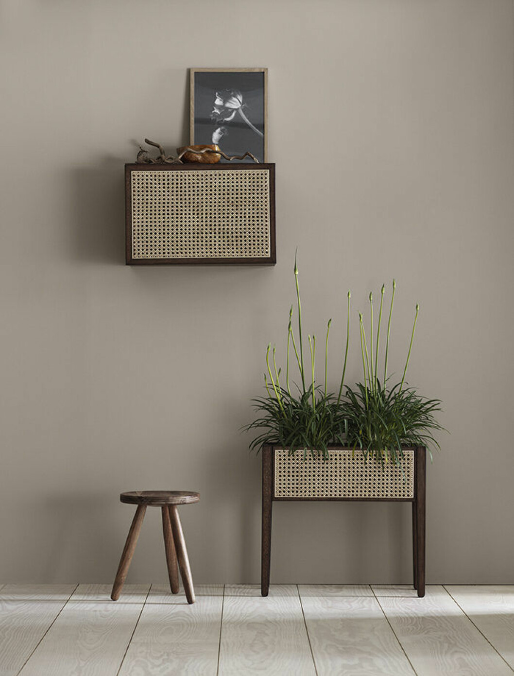 Blombord och vägghängt skåp från H&M Home hösten 2019