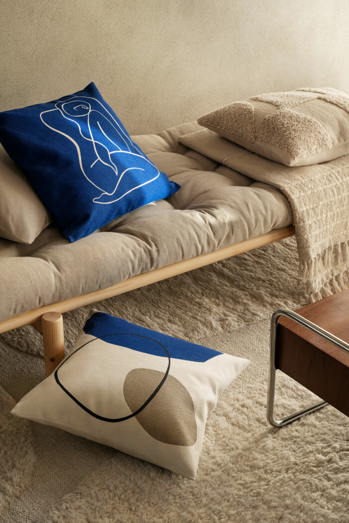 Blått är onekligen flott! H&M Homes kontrastfärg piggar upp våra hem i höst. H&M Home höstnyheter 2021, blåa kuddar