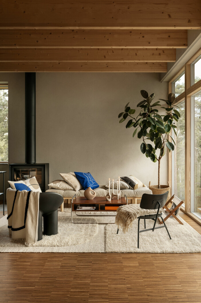 In diesem Herbst steht Wohnlichkeit im Fokus, mit maximalen Textilien und kuscheligen Umgebungen. H& M Home Herbstnachrichten 2021, Wohnzimmer