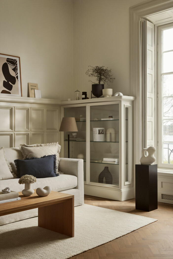 Ljuskällan eller ljuskällorna får med fördel integreras med vardagsrummets befintliga färgpalett för ett tidlöst intryck. Foto: H&M Home. Så inreder du med belysning i vardagsrummet, jordnära trend