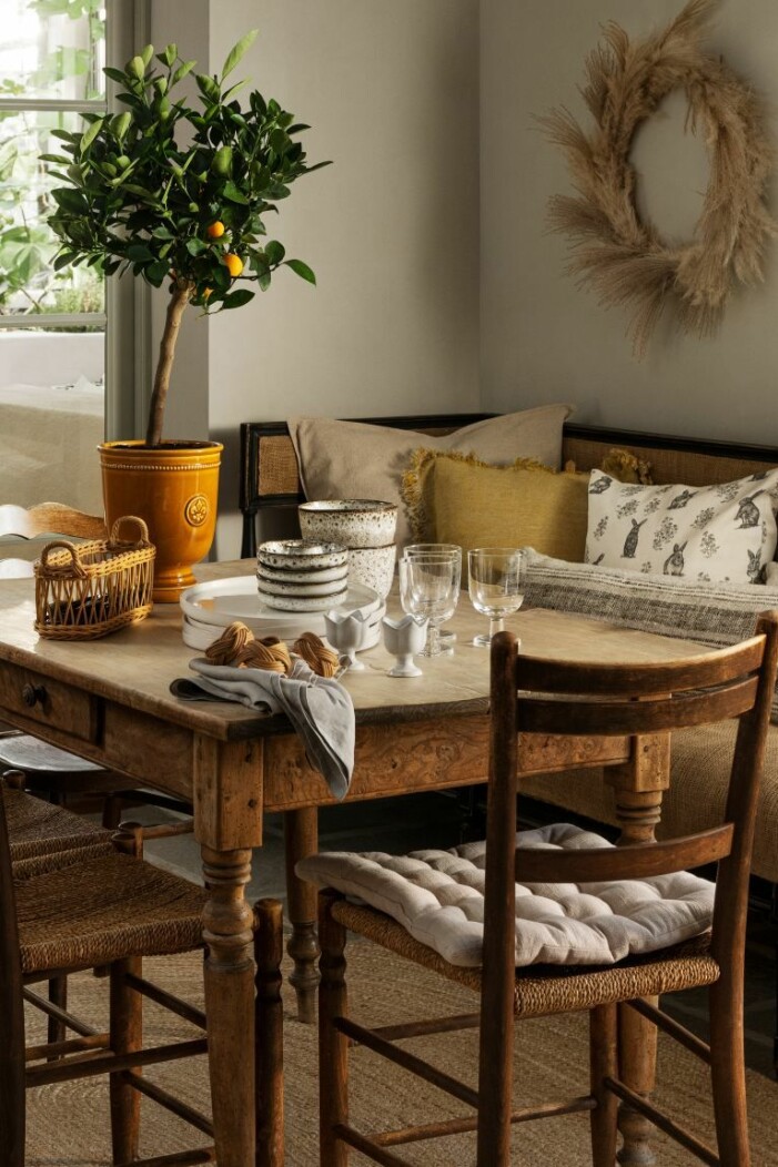 Hos H&M Home kombineras trä med olika naturmaterial för en mer genomtänkt känsla. Foto: H&M Home. Så inreder du med trendigt trä i sommar