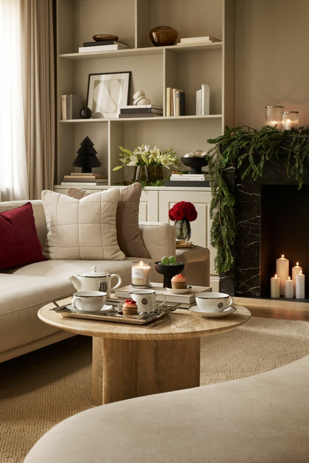 Komplettera den beige basen med röda detaljer i jul! lyxig julinredning hos H&M Home