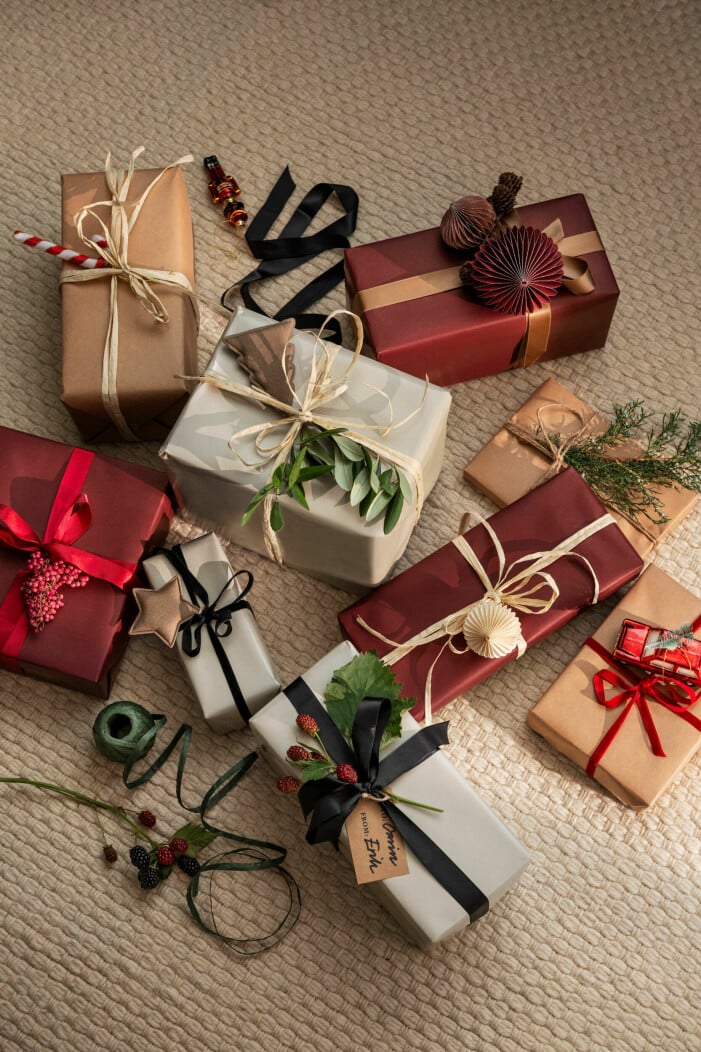 Det släpps även nya detaljer för att piffa upp julklapparna. Foto: H&M Home. H&M Home släpper Rent a christmas, inslagspapper