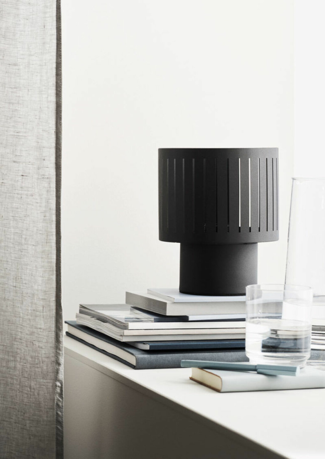 H&M Home släpper en ny kollektion med lampor och möbler.