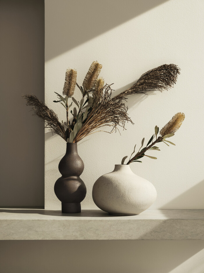 Beige, brunt och svart är som trendigast när det kommer till färger på sommarens keramik. Foto: H&M Home. Investera i vaser i lekfulla, böljande former