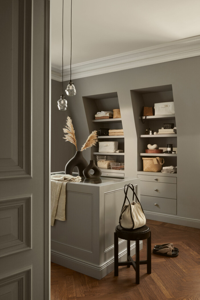 Hur du bäst undviker att utsätta väskor för solljus? Genom att placera de i garderoben eller klädkammaren förstås. Foto: H&M Home. Så förvarar du dina handväskor på bästa sätt, undvik solljus