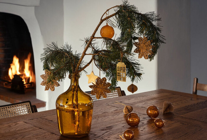 bärnstensfärgat glas och juldekorationer i papper