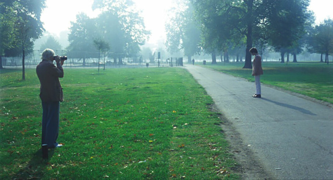 David Hockney fotograferar som före detta älskare Peter Schlesinger i Kensington Gardens, från dokumentären ”A Bigger Splash” (1974). Foto: Jack Hazan/Buzzy Enterprises Ltd. Hockney och hans älskare i Kensington Gardens