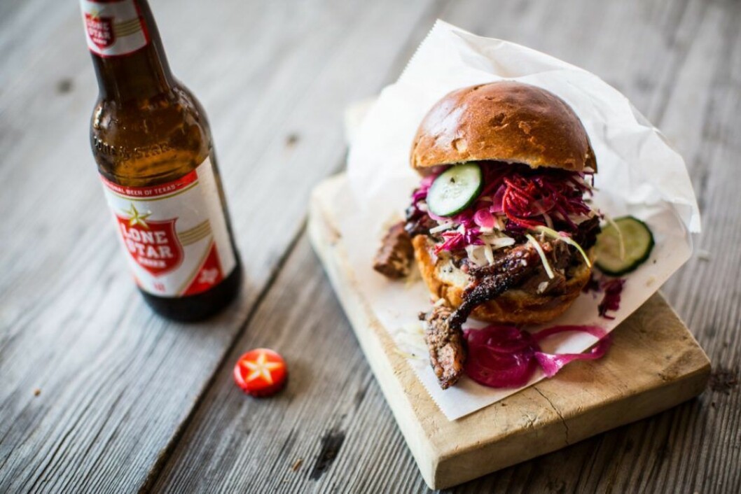 Barbecuemacka och Lone Star-öl på Holy Smoke BBQ.