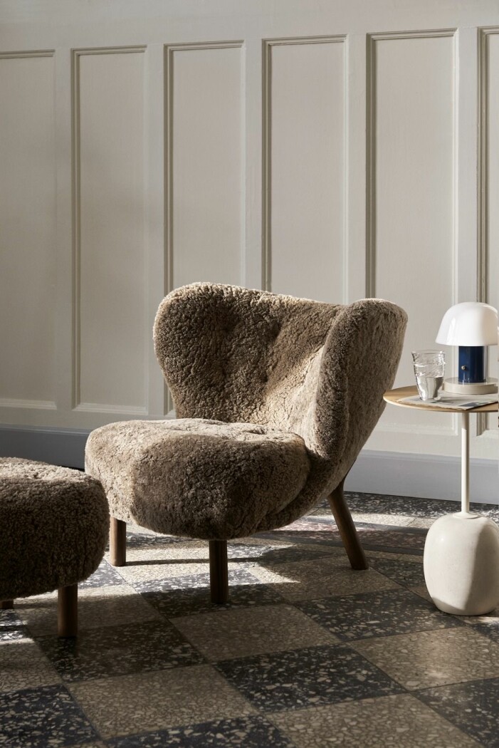 Färgtrenden stylas som bäst tillsammans med nedtonade neutraler och tidlösa trämaterial. Foto: &Tradition. Höstens inredningstrender 2021, mörkbrunt och beige