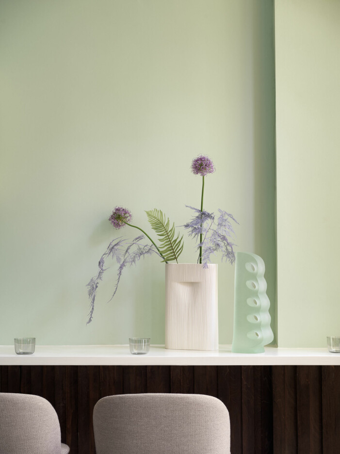 Förvalta både vår- och sommaressensen med grönt i ljusare nyanser. Foto: Petra Bindel/Muuto. Höstens inredningstrender 2021, grönt
