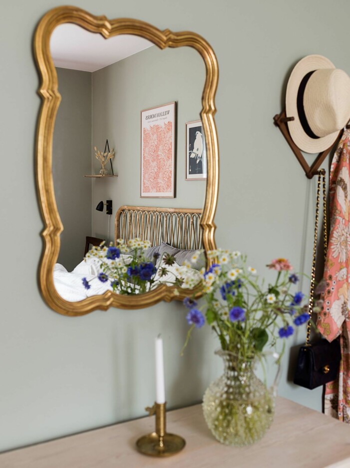 Sätt en unik, personlig prägel på ditt hem med vackra loppisfynd. Foto: Johan Spinnell för <a target="_blank" href="https://www.instagram.com/historiskahem/">Historiska Hem</a> Stylist: Åsa Copparstad Mäklare: Hanna Tairi. Höstens inredningstrender 2021, loppis
