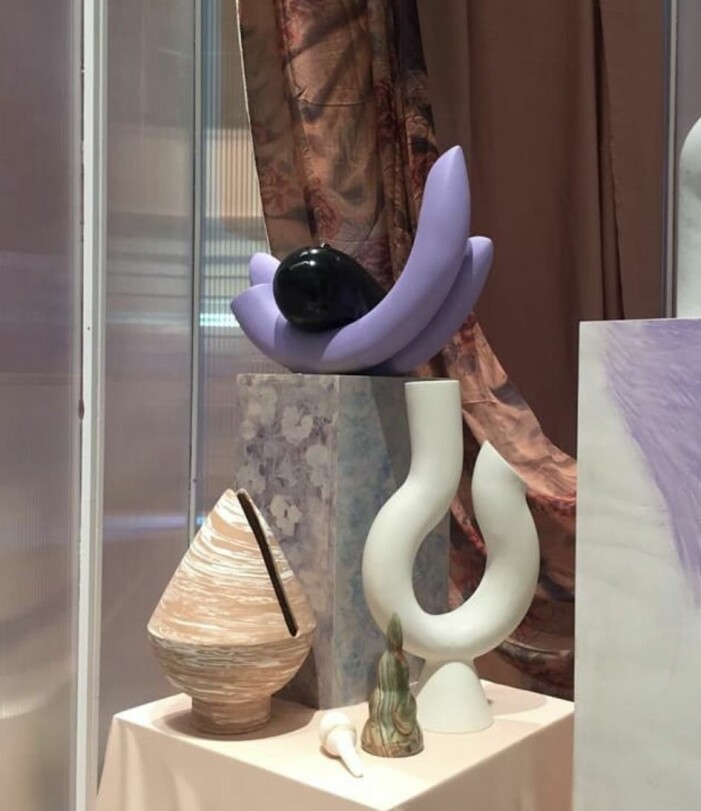 I höst maxar vi med lekfulla objekt i kreativa utföranden, gärna i uppiggande nyanser. Här ser vi föremål av Valentina Cameranesi Sgroi och Bloc Studios. Foto: <a target="_blank" href="https://www.instagram.com/p/CKWGVaQAVzh/">@valentinacameranesi</a>. Höstens inredningstrend 2021, lekfull konst