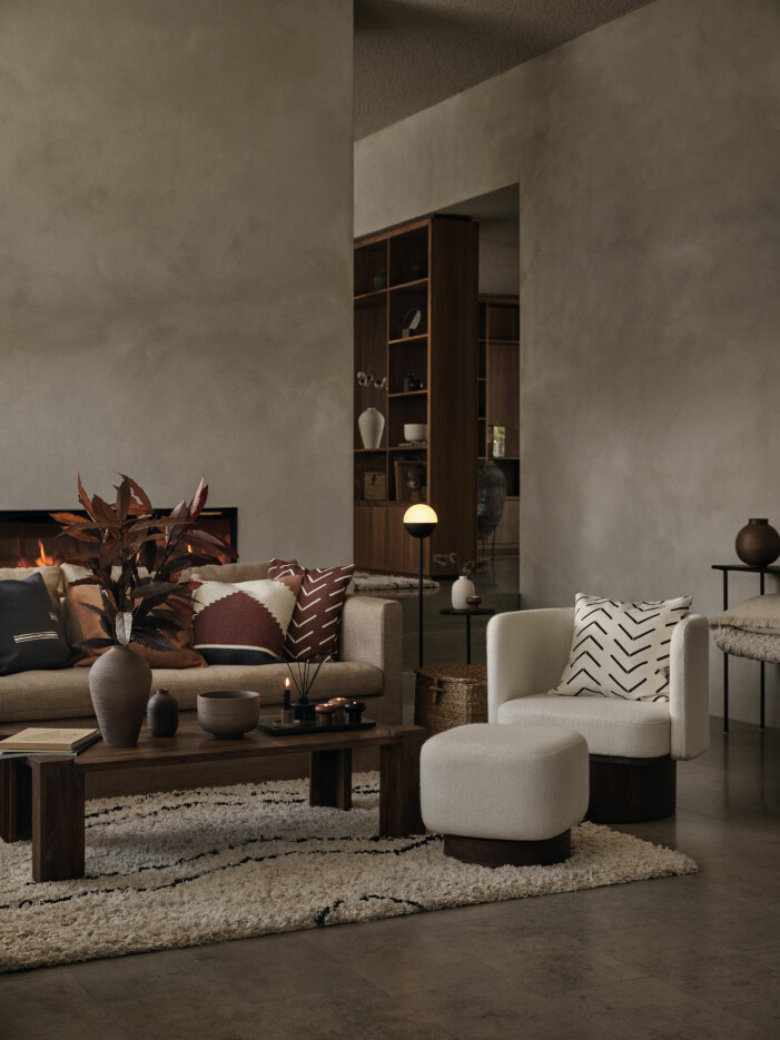 Hos H&M Home möter mörkare träslag betydligt ljusare textilier i höst. Foto: H&M Home. Höstens inredningstrender 2021, H&M Home