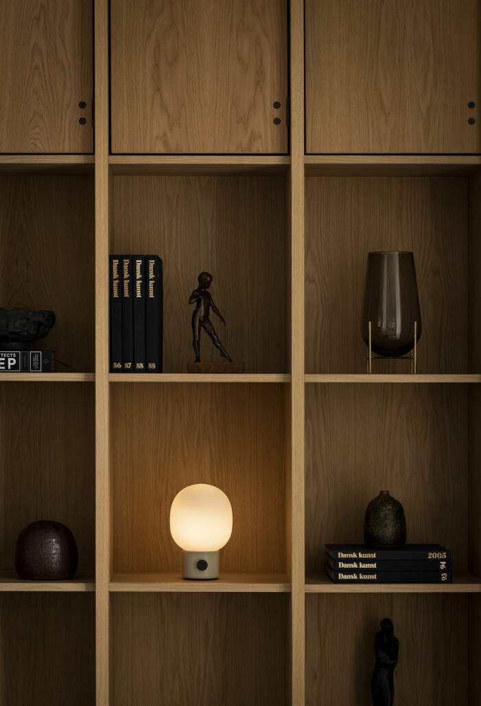 I höst står trä i fokus ännu mer än tidigare och <span class=" italic" data-lab-italic_desktop="italic">more is more</span>-konceptet är tydligt närvarande. Foto: Menu. Höstens inredningstrender 2021, trämaterial