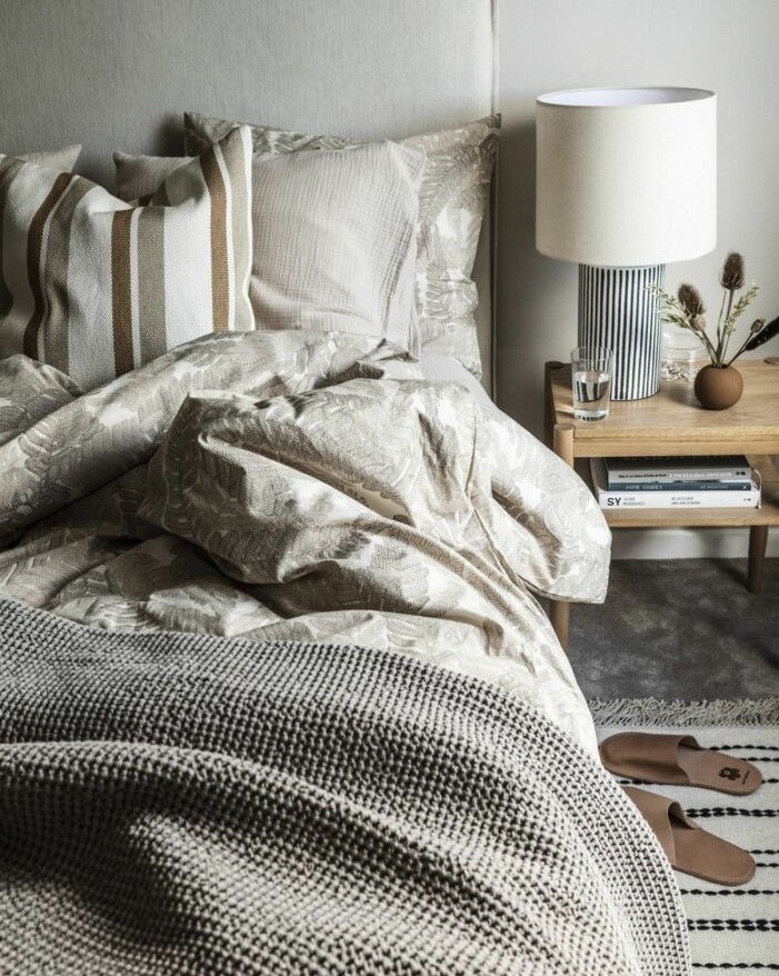 Har du hittat en färgskala som känns rätt för dig? Experimentera med olika nyanser av kulören istället för att integrera för många olika. Foto: Åhléns. Så inreder du för en ny säsong, tips för sovrummet