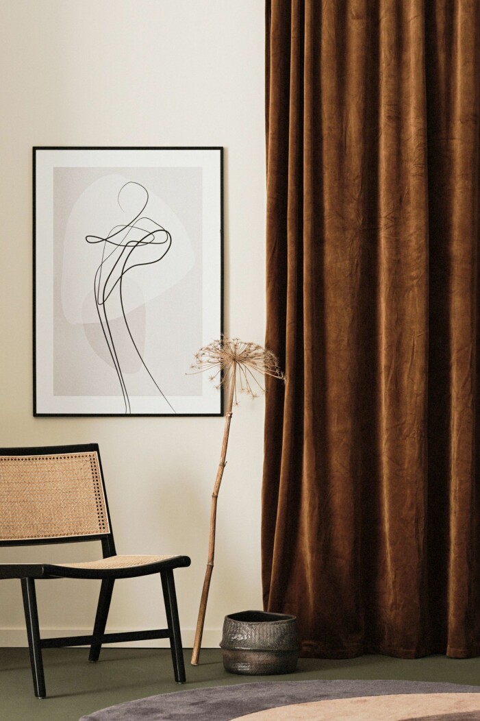 Den mörkbruna gardinen lyfter hemmet år efter år utan att kompromissa med en stilsäker helhetskänsla. Foto: Ellos Home. Mörkbruna gardiner från Ellos Home