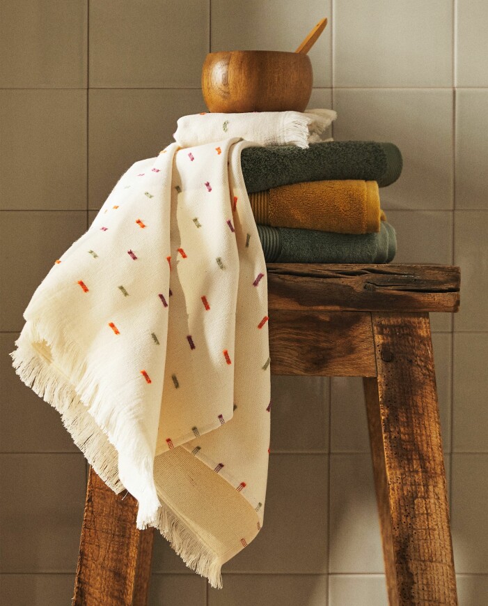 Naturmaterial och trä i synnerhet dyker upp i hög grad även i höst. Foto: Zara Home. Trä är en stor inredningstrend 2021