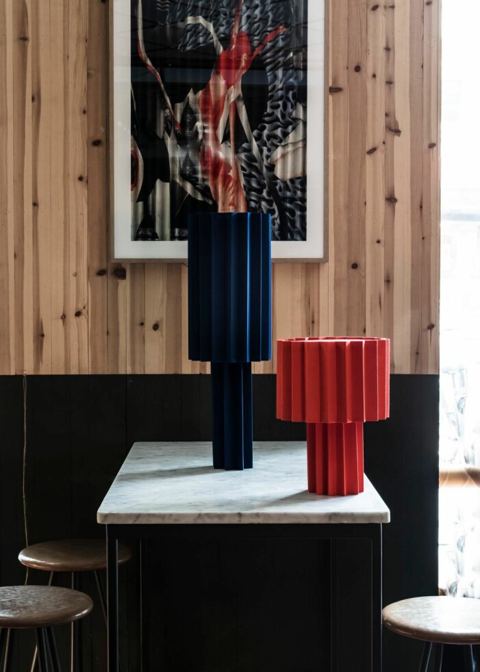 Lamporna i kollektionen <span class=" italic" data-lab-italic_desktop="italic">L’Art Plissée</span> är ett samarbete med Roland Hjort från Whyred. Inredningstrender hösten 2021, textilier och belysning