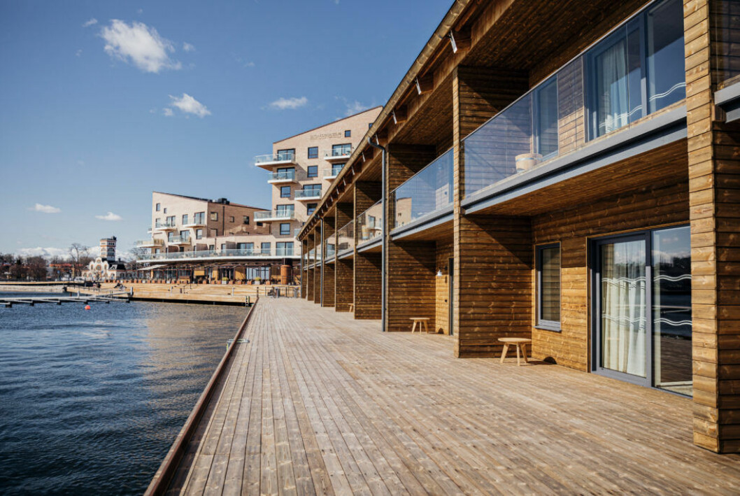 Det flytande hotellet är ritat av arkitektkontoret SandellSandberg. Hotellet Slottsholmens On Water i Västervik ägt av familjen Ulvaeus.