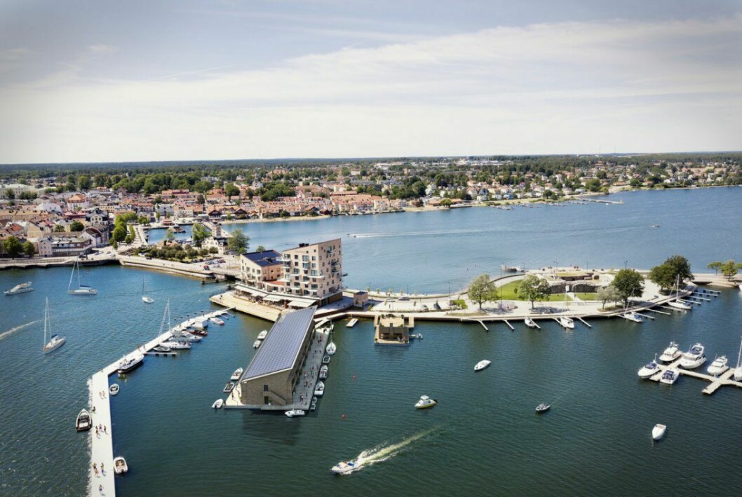 I mitten av bilden ser vi hotell Slottsholmen. Till vänster om hotellet, på andra sidan gatan, ser vi Slottsholmens Warmbadhus torna upp. Hotellet Slottsholmens On Water i Västervik ägt av familjen Ulvaeus.