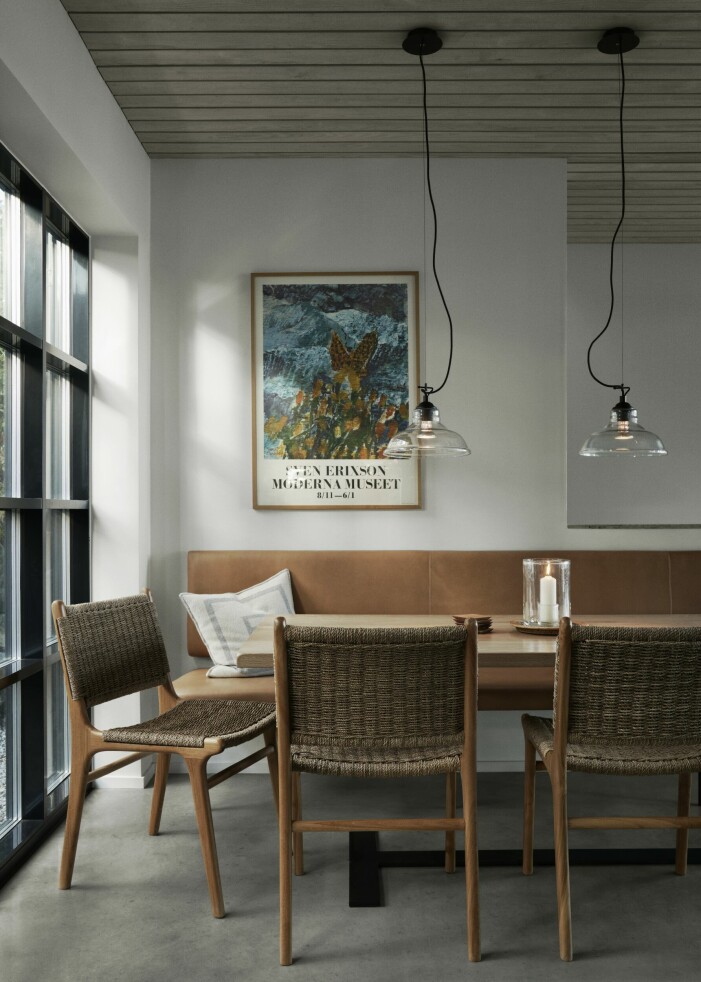 Många möbler i huset är platsbyggda, som soffan och ekbordet i köket. Soffan är klädd med garvat skinn från Nederländerna. Italienska lampor av märket Lux. Stolarna är inköpta på Walles & Walles. Matplats.