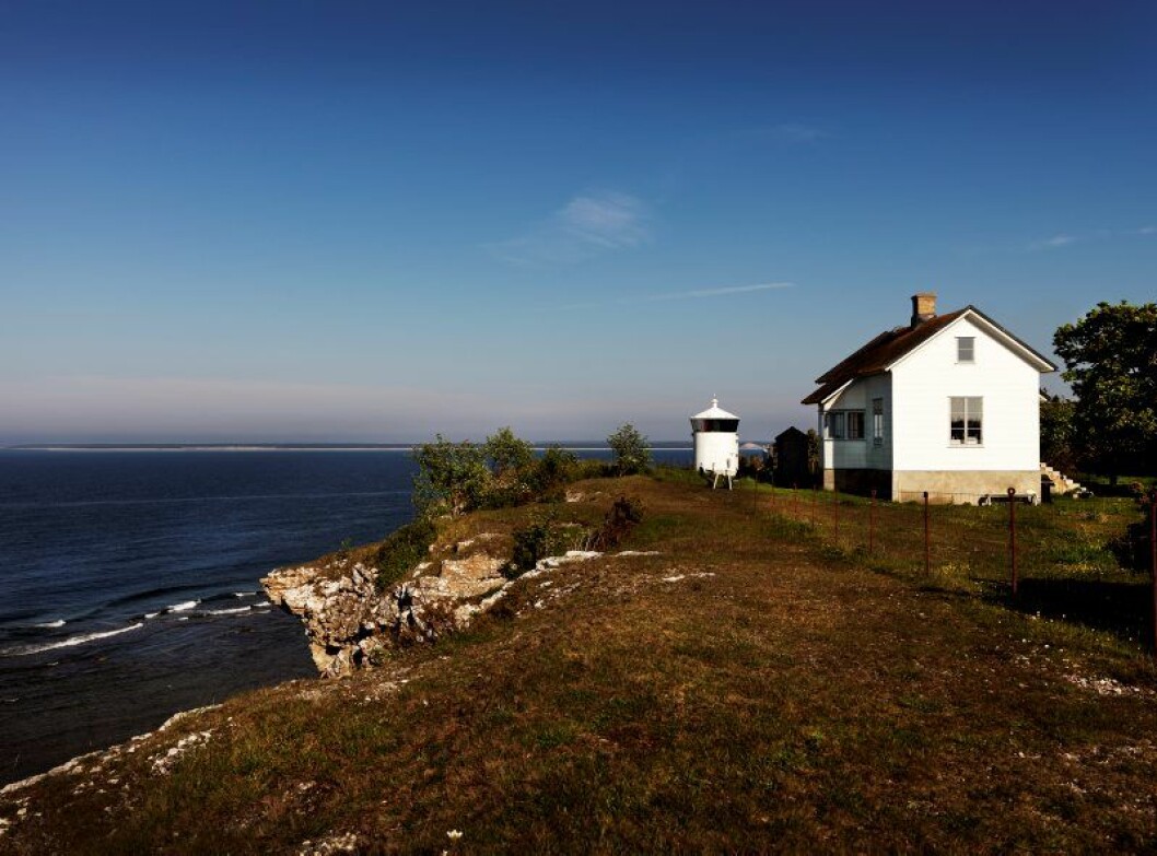 Himmel möter hav vid familjen Knutssons sommarhus längst ute på klippkanten i Hallshuk, på nordvästra Gotland. hus pa klippa