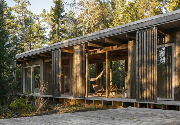 Huset är placerat på plintar och ibland stryker en räv förbi trädäcket. Hus placerat på plintar.
