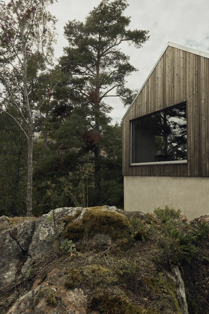 I ett angränsande hus finns Dennis och Theresas kombinerade gym och yogastudio. Hus i trä med stora fönster.