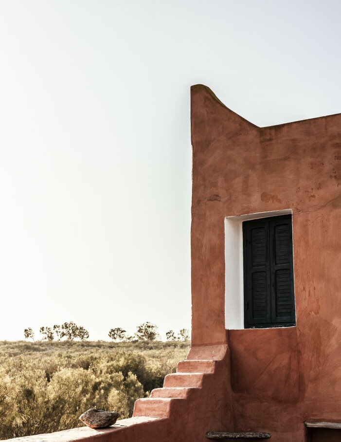 Riad Baoussala sätter fart på fantasin med sin spännande mix av arkitekturstilar. Hus med trappa.