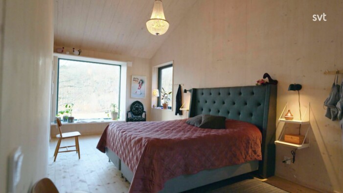 Jennie och Andreas sovrum, tillika husets master bedroom, med ett underbart ljusinsläpp. Husdrömmar avsnitt 10 säsong 8, Jennie och Andreas master bedroom