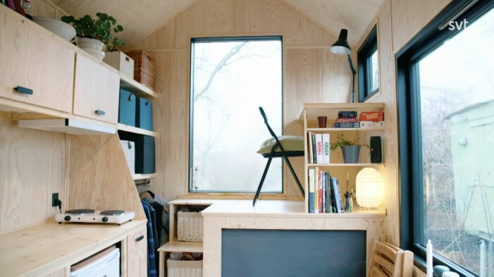 Hemmakontoret omges av platsbyggd förvaring, både i trappan upp och hyllan vid sidan av. Husdrömmar avsnitt 8 säsong 8, compact living-hemmakontor i Tiny house