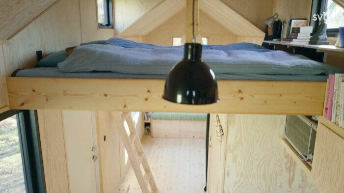 Batterierna laddas upp i det harmoniska sovloftet på 6 kvadratmeter. Husdrömmar avsnitt 8 säsong 8, sovloft i Tiny house