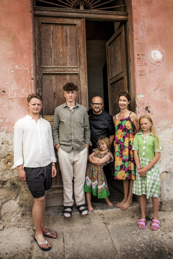 Succéserien <span class=" italic" data-lab-italic_desktop="italic">Husdrömmar Sicilien</span>, med familjen Olsson Nylander i spetsen, återvänder för en tredje säsong. Foto: Janne Danielsson/SVT. Husdrömmar Sicilien, familjen Olsson Nylander